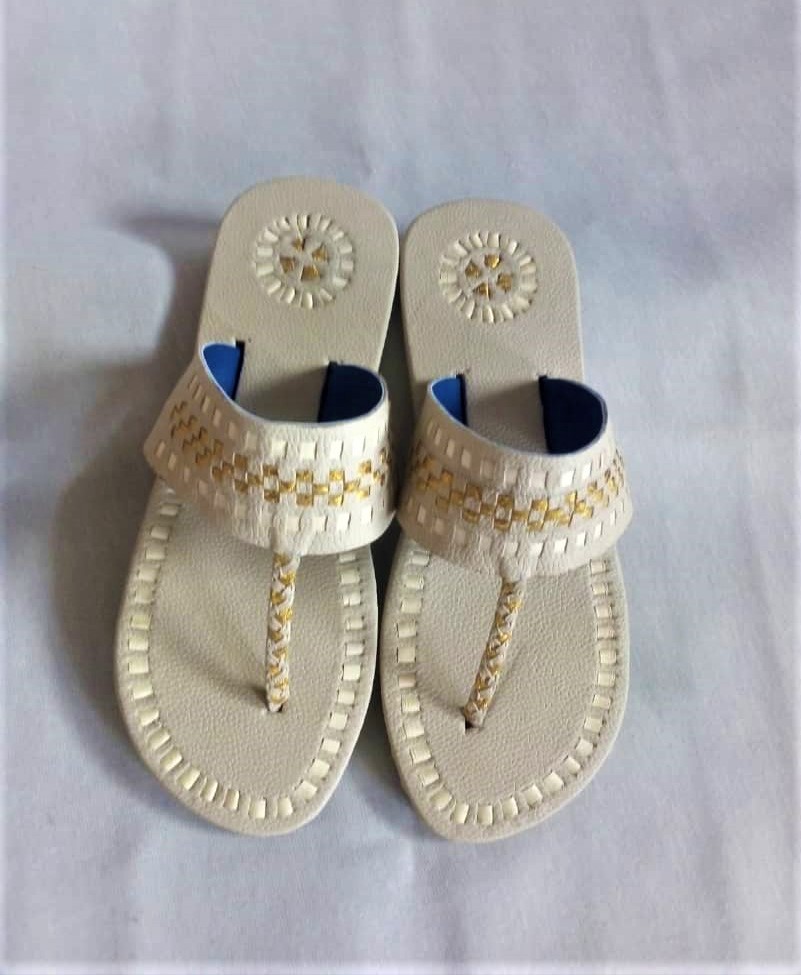 Sandales traditionnelles grises pour femme By Djae